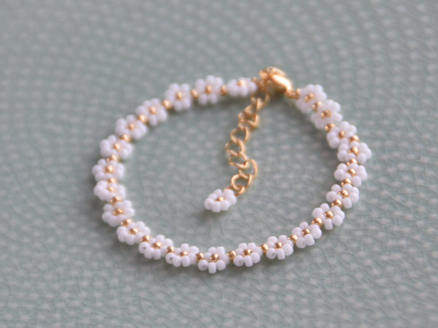 Flower bracelet white and gold, beaded bracelet, simple jewelry, boho jewelry, birthday gift for girlfriend, Christmas gift, daisy flower