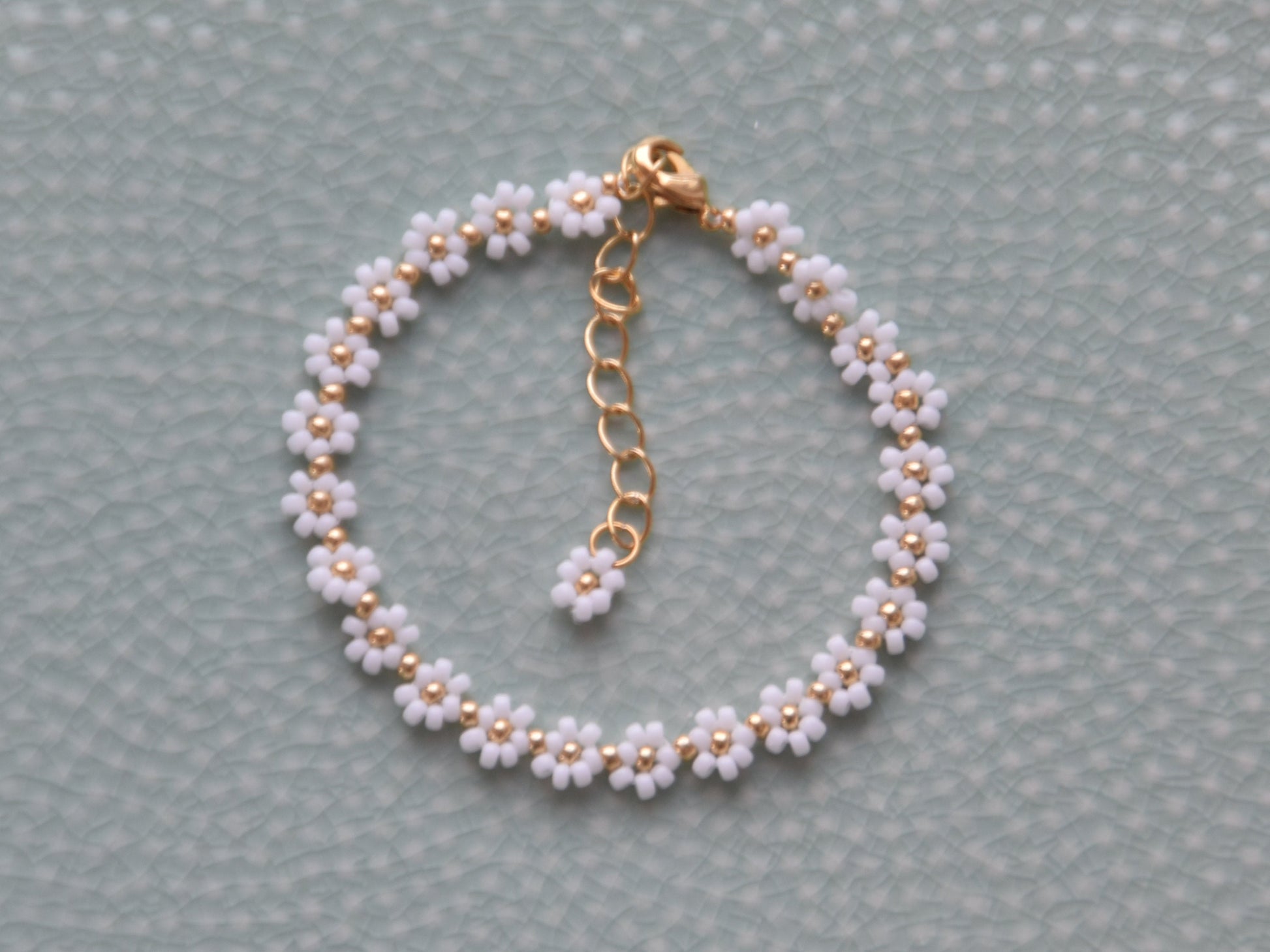 Flower bracelet white and gold, beaded bracelet, simple jewelry, boho jewelry, birthday gift for girlfriend, Christmas gift, daisy flower