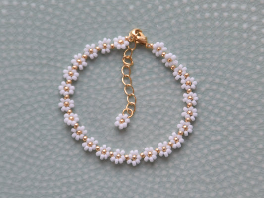 Flower bracelet white and gold, beaded bracelet, simple jewelry, boho jewelry, birthday gift for girlfriend, Christmas gift, daisy flower