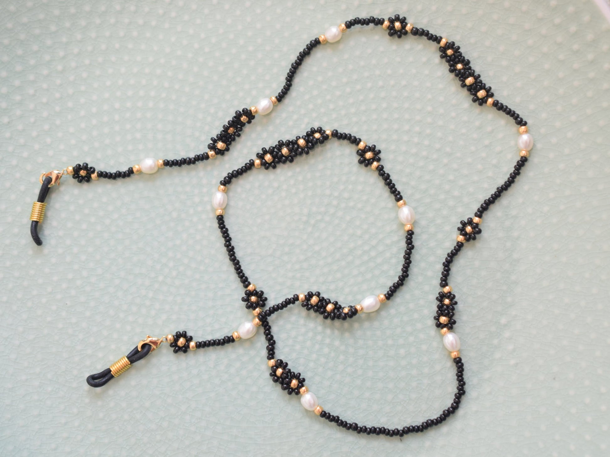 White beaded sunglasses chain with freshwater pearls, black and gold glasses strap, eyewear chain, birthday gift for mom, for best friend