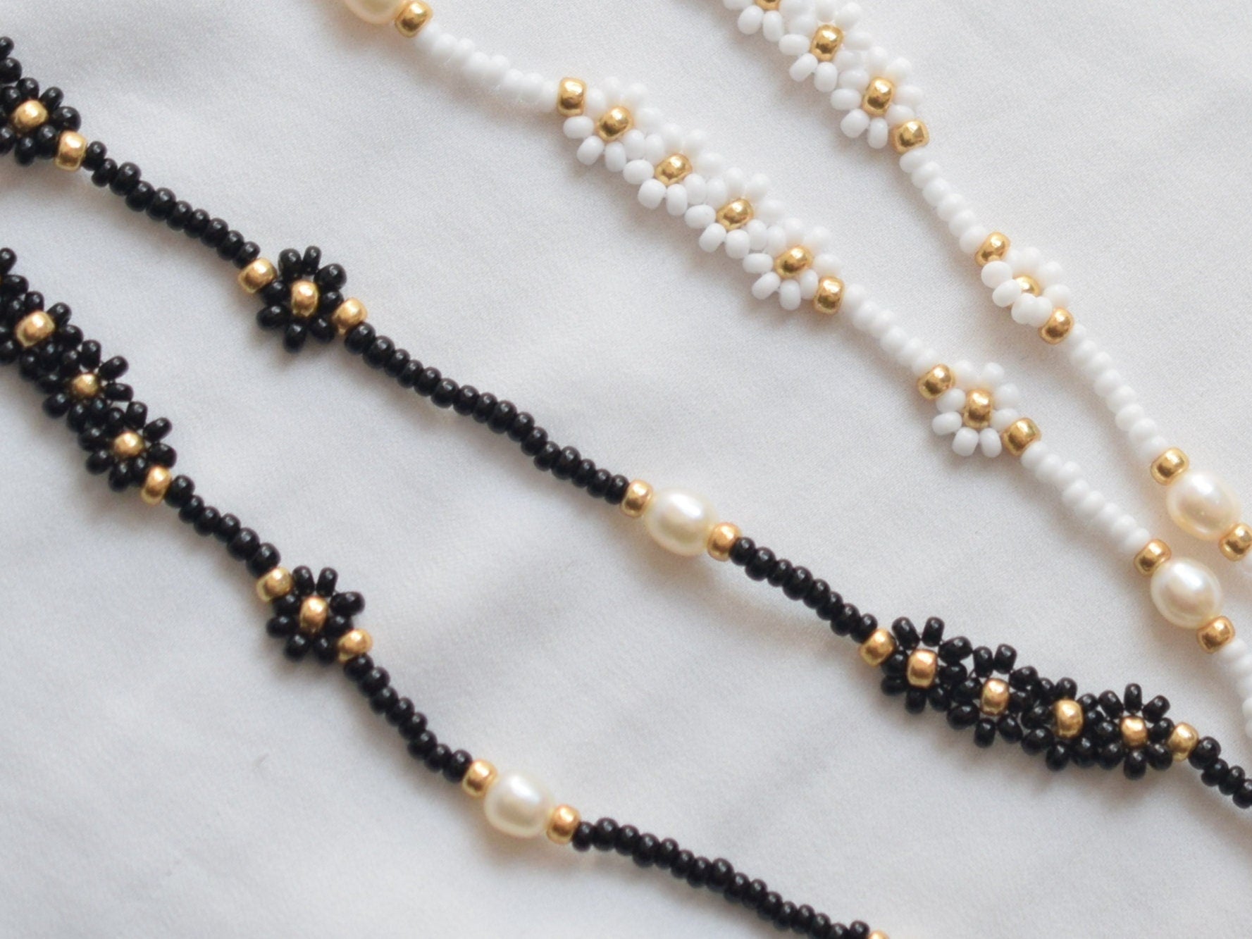 White beaded sunglasses chain with freshwater pearls, black and gold glasses strap, eyewear chain, birthday gift for mom, for best friend