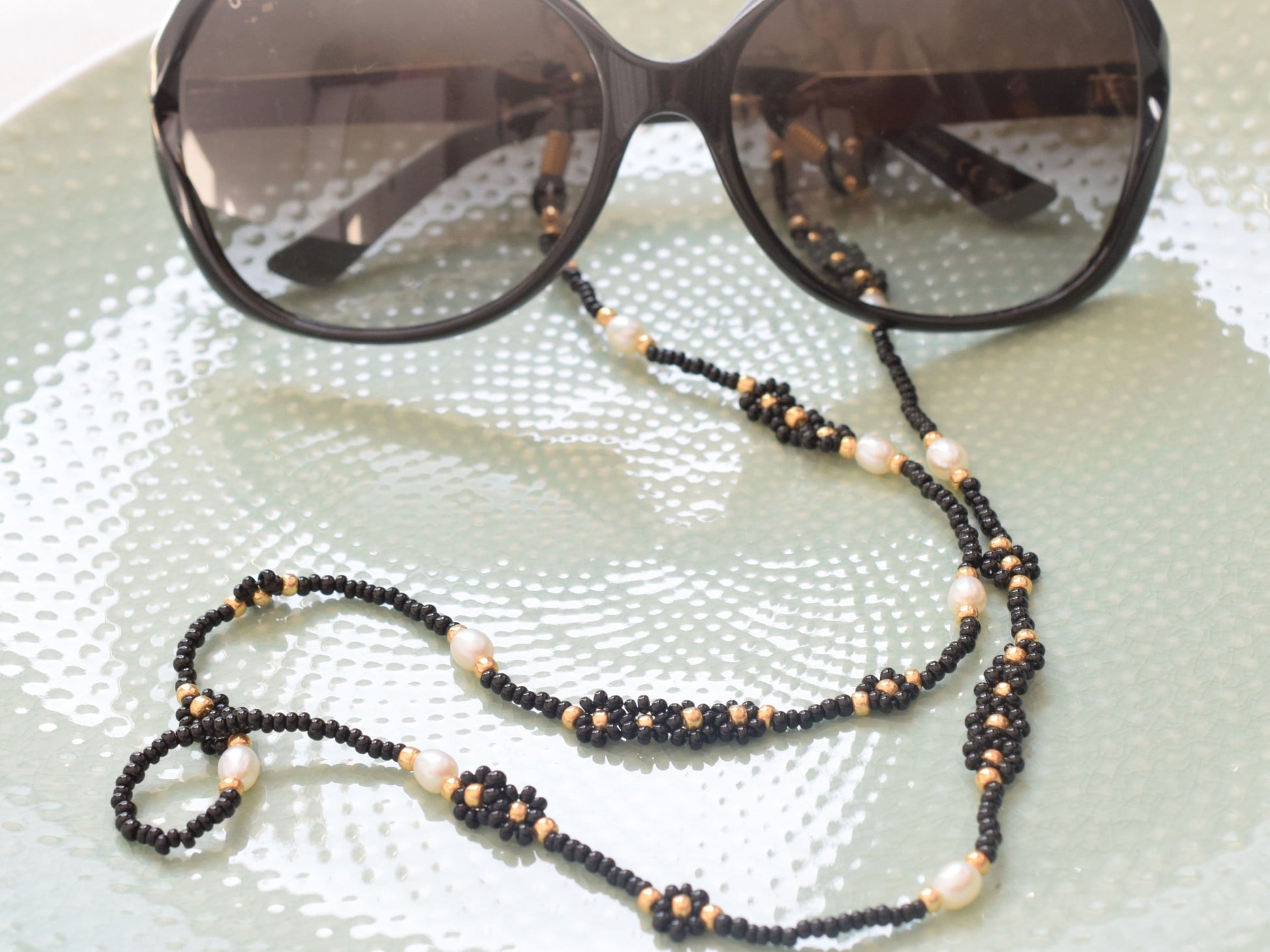 White beaded sunglasses chain with freshwater pearls, black and gold glasses strap, eyewear chain, birthday gift for mom, for best friend