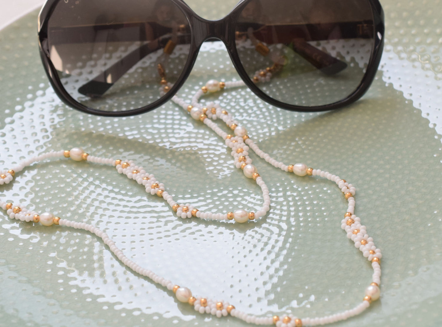 White beaded sunglasses chain with freshwater pearls, black and gold glasses strap, eyewear chain, birthday gift for mom, for best friend