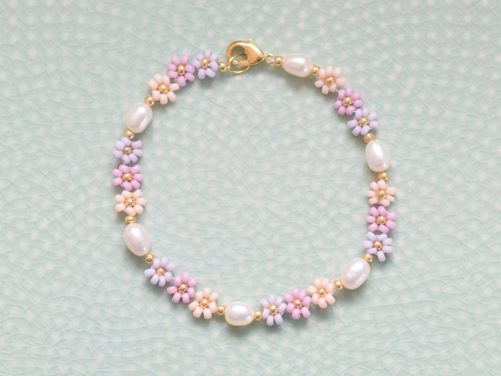 Daisy flower bracelet, freshwater pearl bracelet dainty, girlfriend birthday gift, bridesmaids jewelry, boho bracelet beaded, romantic gifts