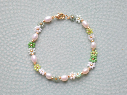 Green flower bracelet daisy, freshwater pearl bracelet dainty, girlfriend birthday gift, bridesmaids jewelry, boho bracelet beaded, romantic