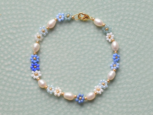 Blue flower bracelet daisy, freshwater pearl bracelet dainty, girlfriend birthday gift, bridesmaids jewelry, boho bracelet beaded, romantic