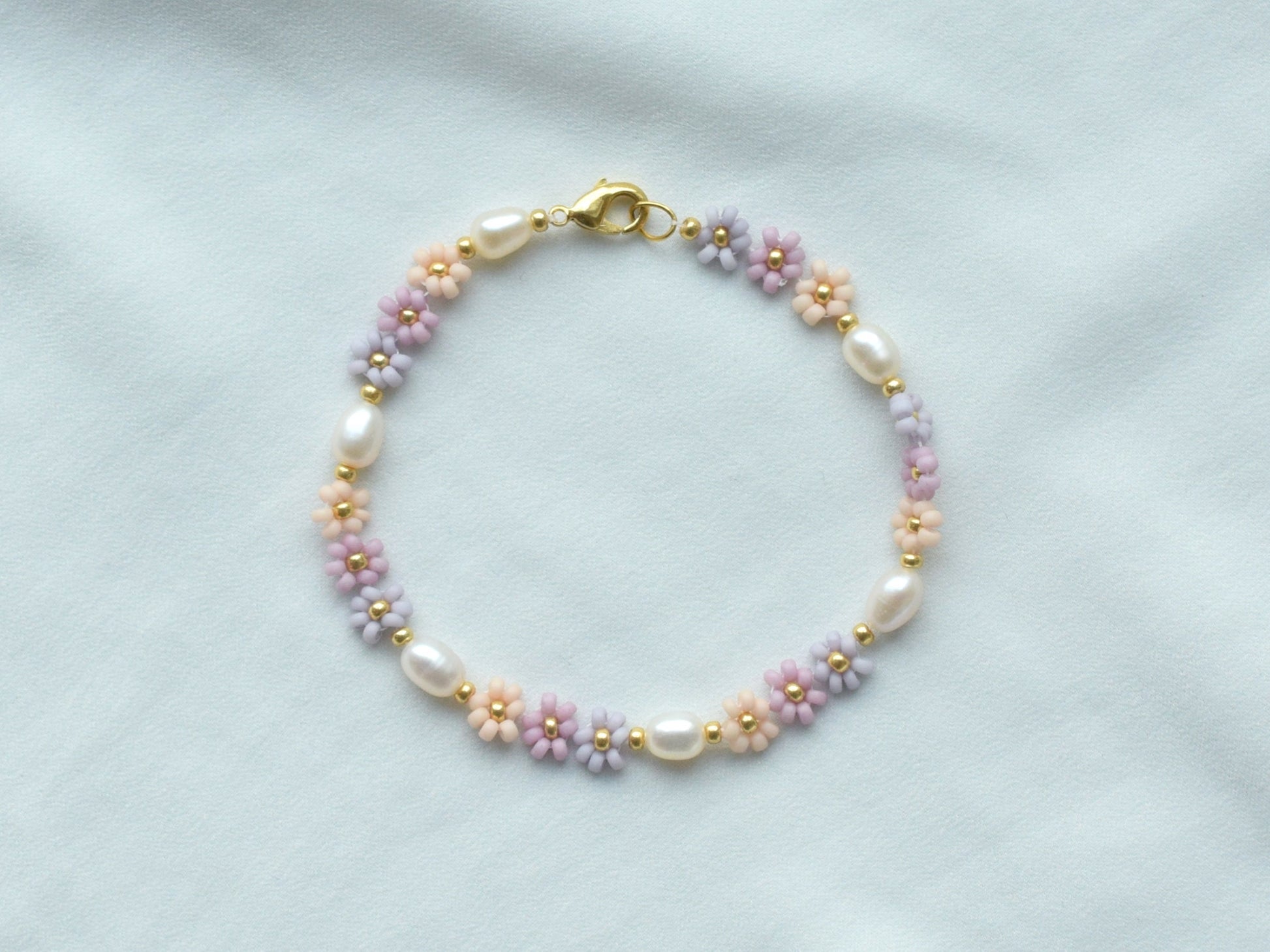 Daisy flower bracelet, freshwater pearl bracelet dainty, girlfriend birthday gift, bridesmaids jewelry, boho bracelet beaded, romantic gifts