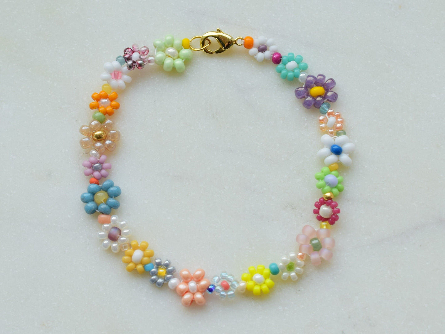 Colorful beaded bracelet, flower girl bracelet, flower jewelry, daisy bracelet, birthday gift for best friend, gift for teenager niece