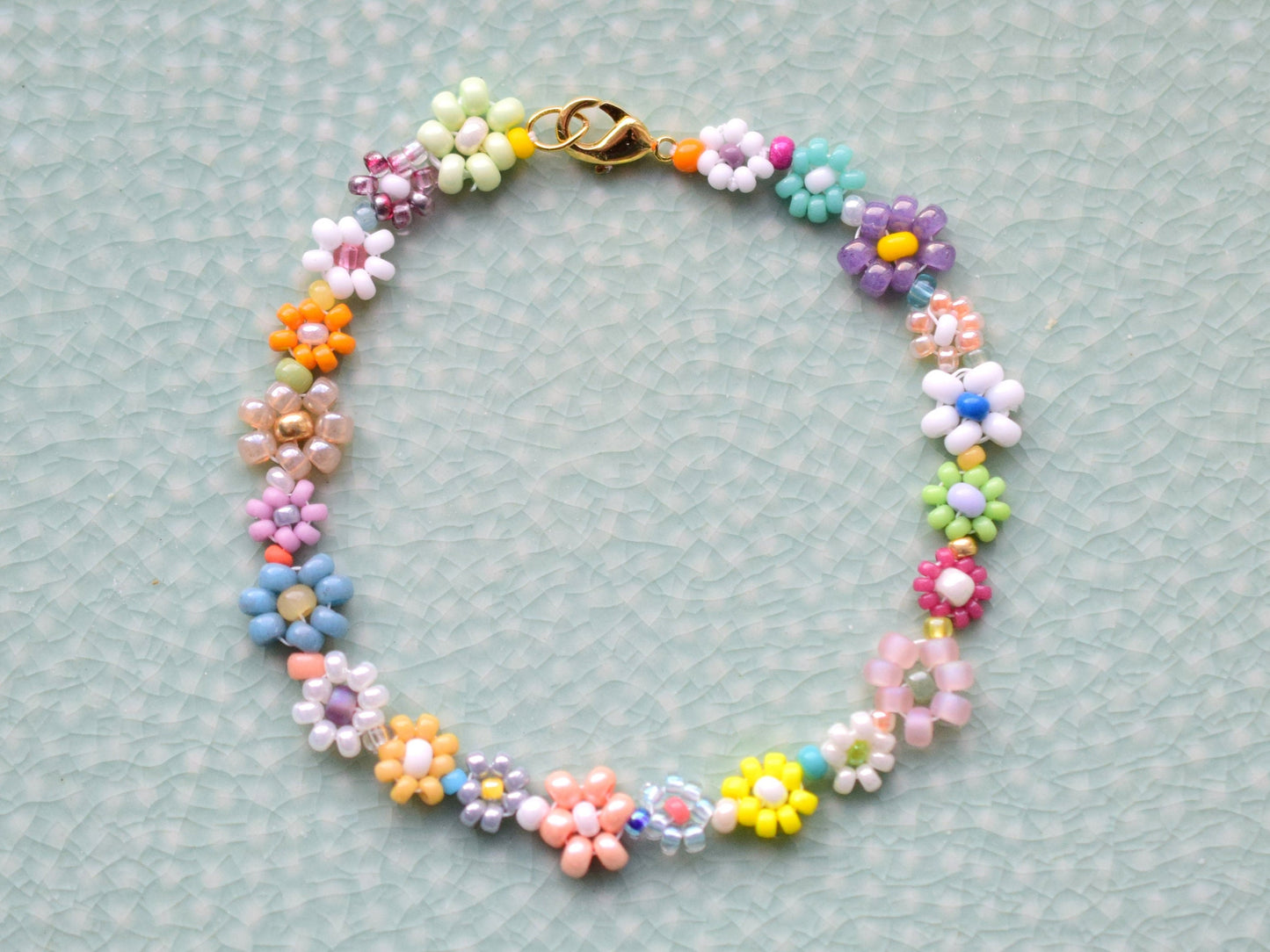 Colorful beaded bracelet, flower girl bracelet, flower jewelry, daisy bracelet, birthday gift for best friend, gift for teenager niece