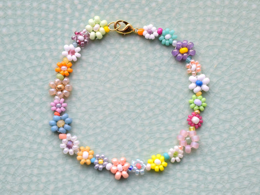 Colorful beaded bracelet, flower girl bracelet, flower jewelry, daisy bracelet, birthday gift for best friend, gift for teenager niece