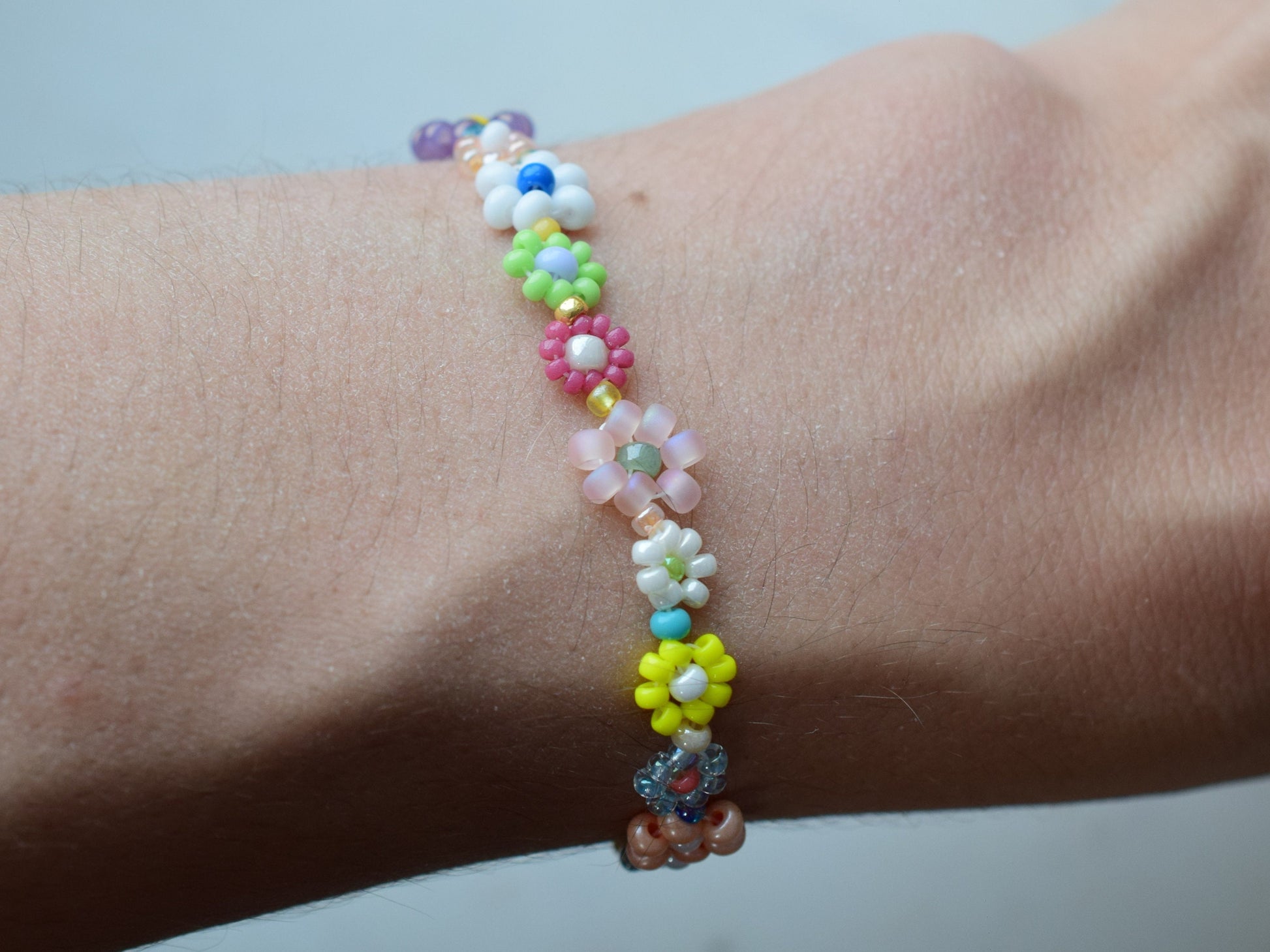 Colorful beaded bracelet, flower girl bracelet, flower jewelry, daisy bracelet, birthday gift for best friend, gift for teenager niece