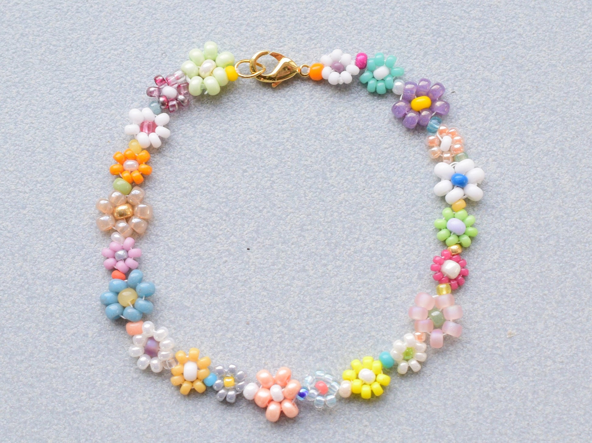 Colorful beaded bracelet, flower girl bracelet, flower jewelry, daisy bracelet, birthday gift for best friend, gift for teenager niece