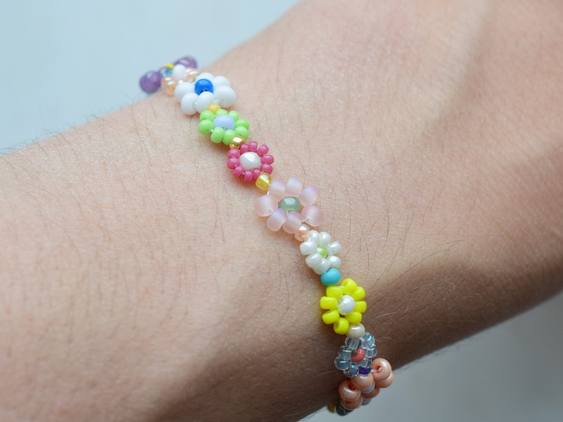 Colorful beaded bracelet, flower girl bracelet, flower jewelry, daisy bracelet, birthday gift for best friend, gift for teenager niece