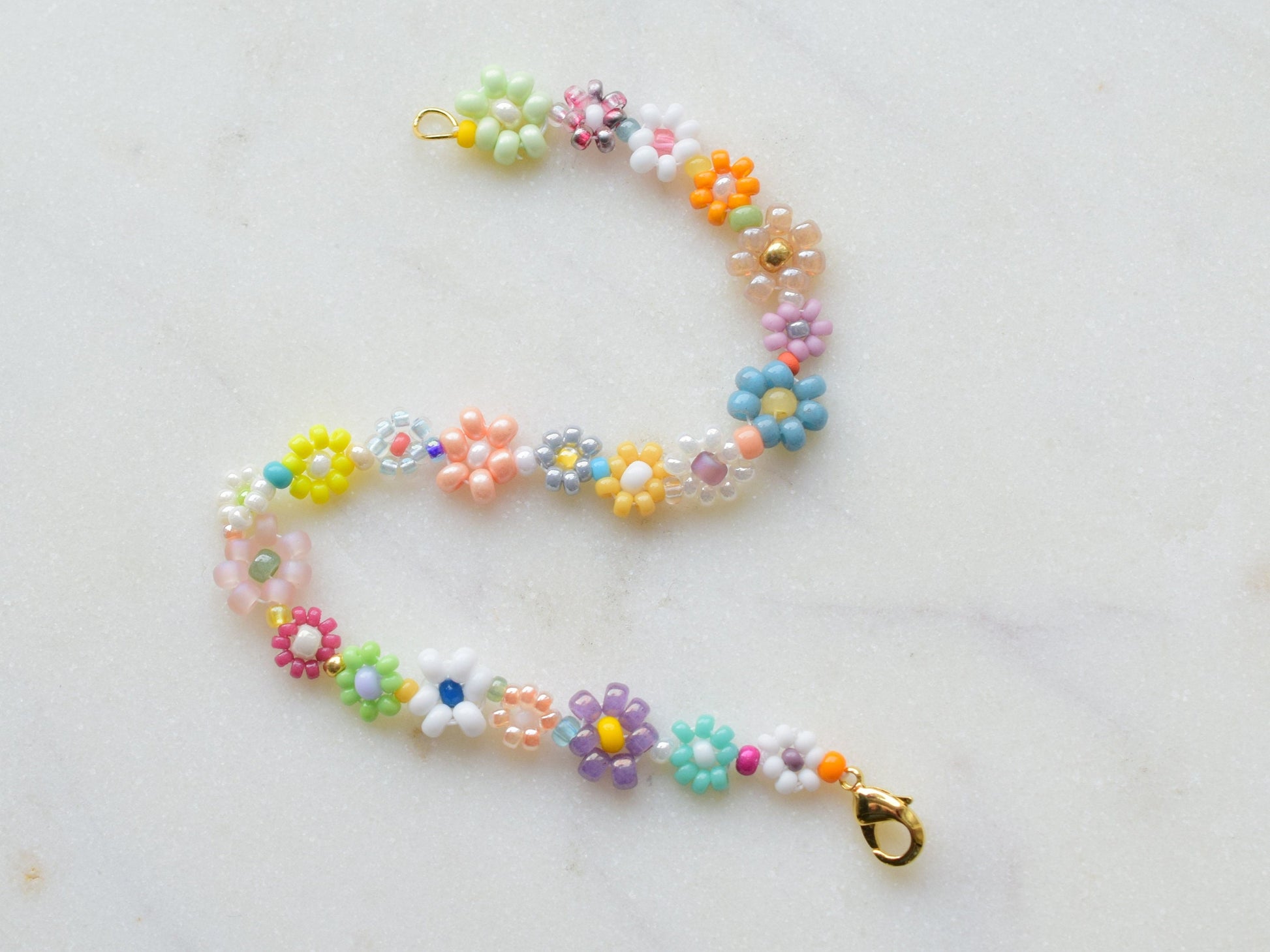 Colorful beaded bracelet, flower girl bracelet, flower jewelry, daisy bracelet, birthday gift for best friend, gift for teenager niece