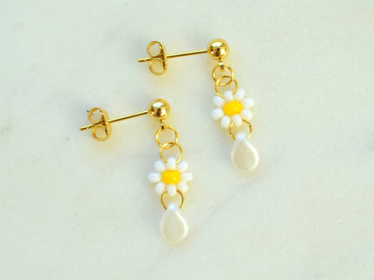 Daisy flower earrings, dangle earrings, gift for girlfriend, birthday gift for best friend, April birth flower, dainty earrings, seed bead