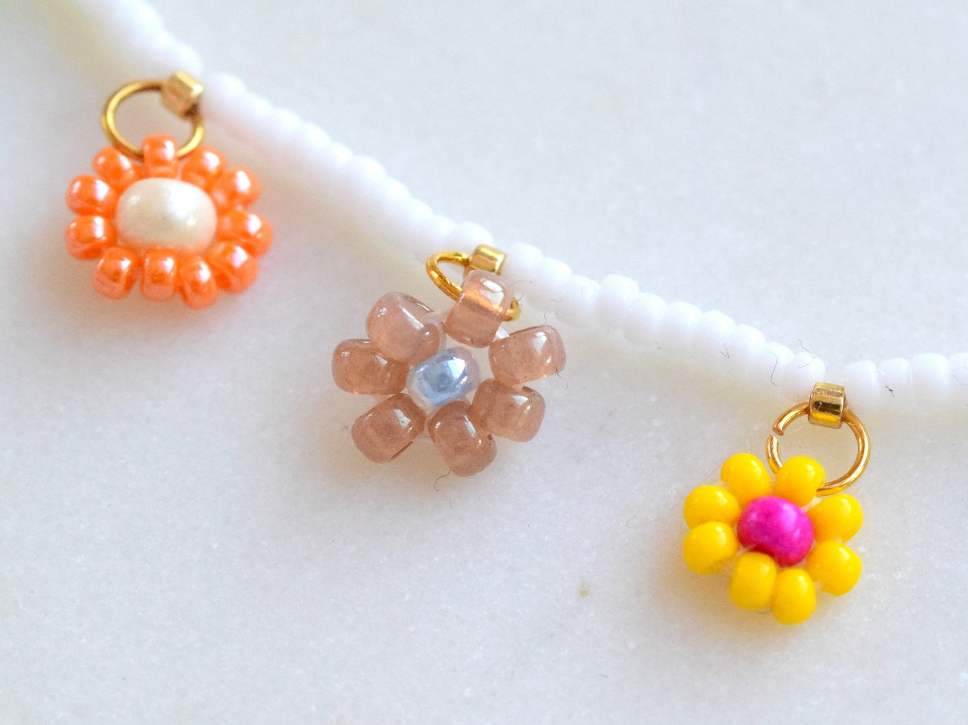 Flower charm necklace, colorful beaded necklace daisy, birthday gift for girlfriend, Valentines gift for her necklace, necklace flower