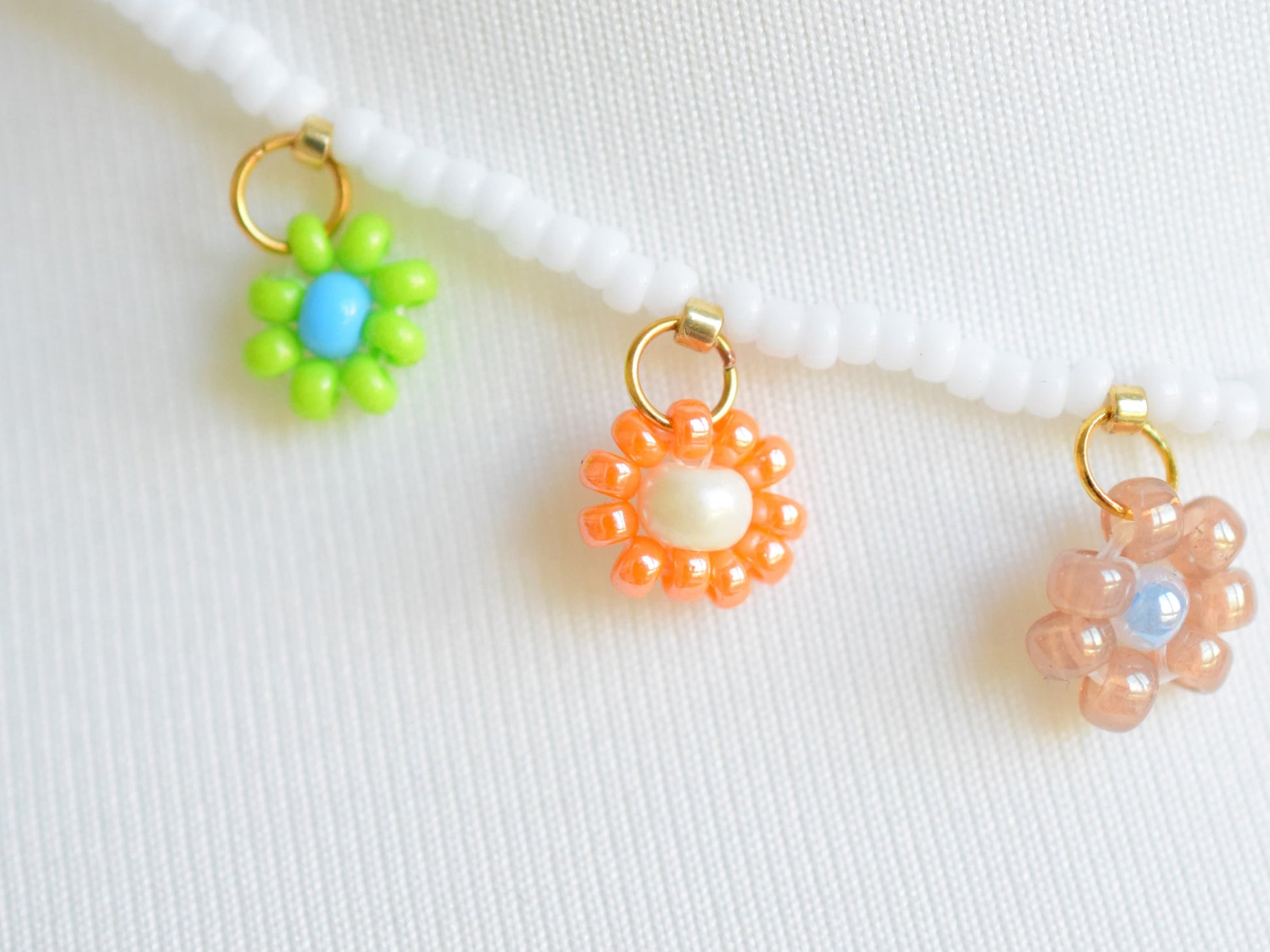 Flower charm necklace, colorful beaded necklace daisy, birthday gift for girlfriend, Valentines gift for her necklace, necklace flower