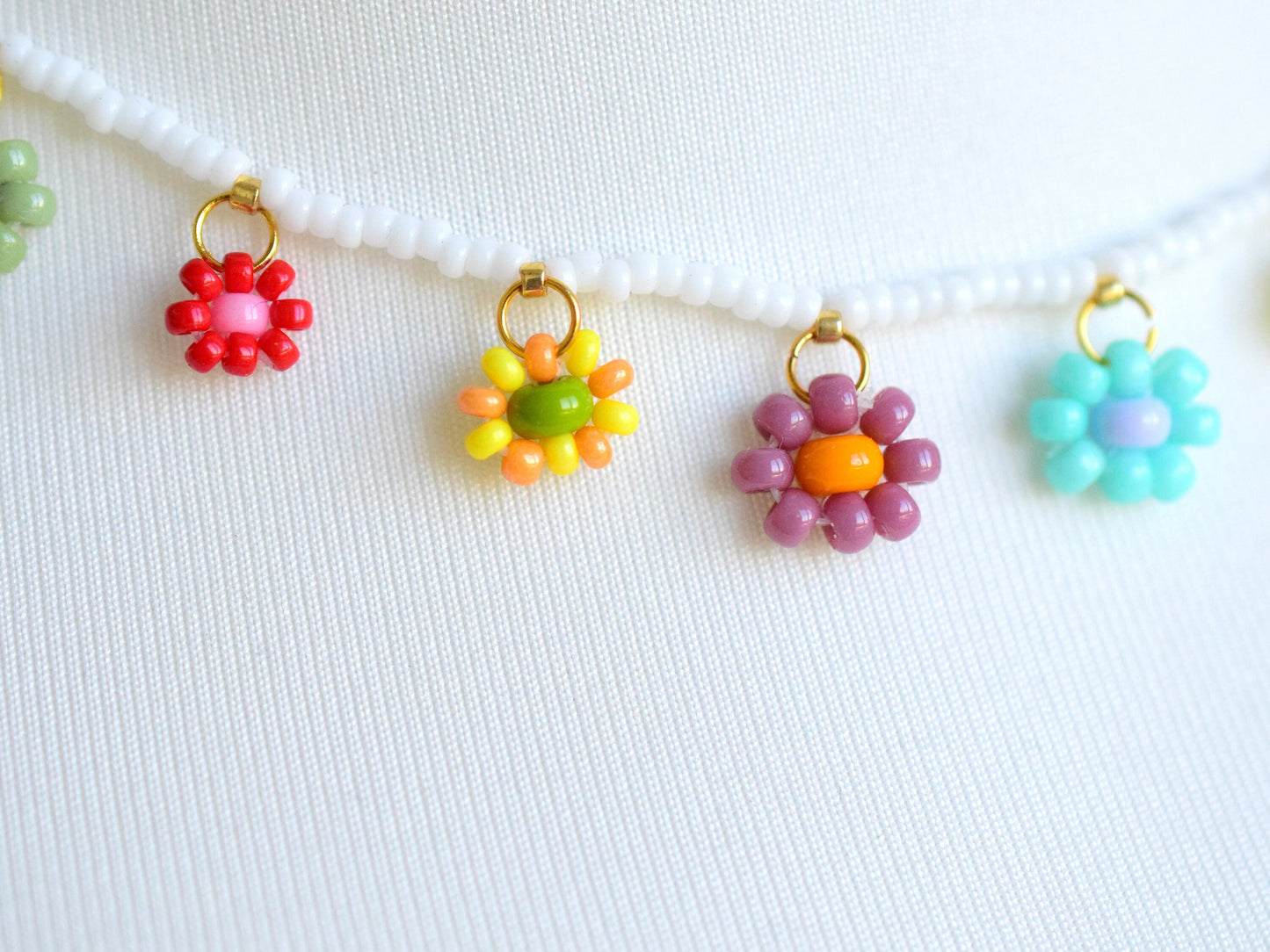 Flower charm necklace, colorful beaded necklace daisy, birthday gift for girlfriend, Valentines gift for her necklace, necklace flower