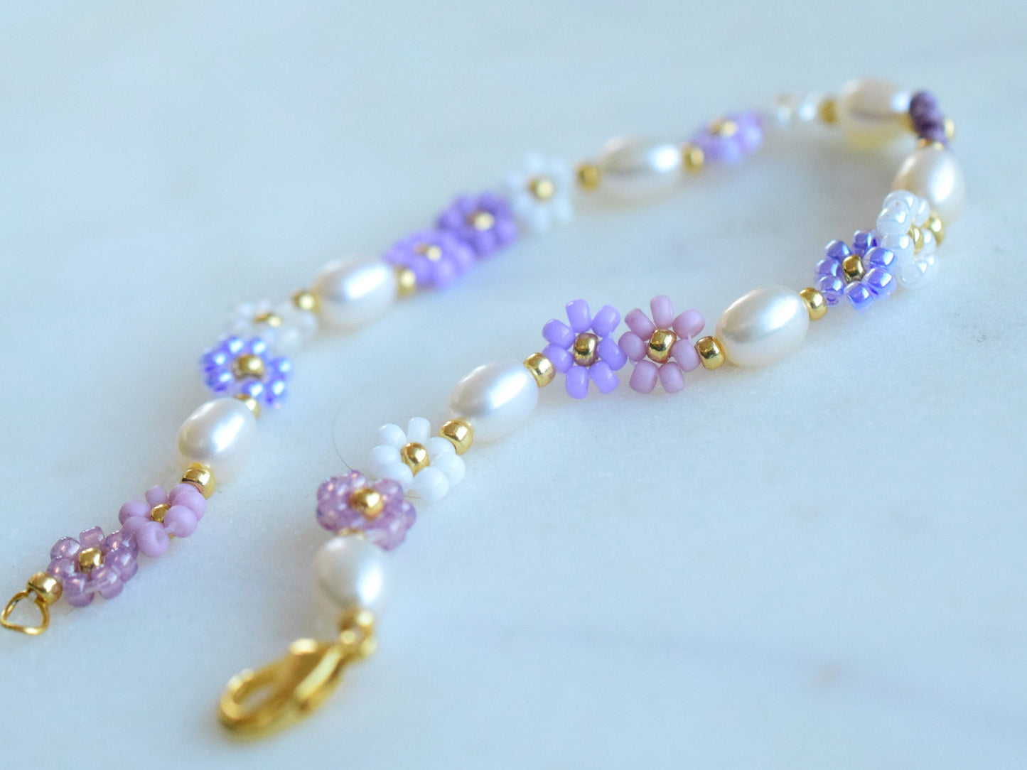 Violet flower bracelet daisy, freshwater pearl bracelet dainty, girlfriend birthday gift, bridesmaids jewelry, purple boho bracelet beaded