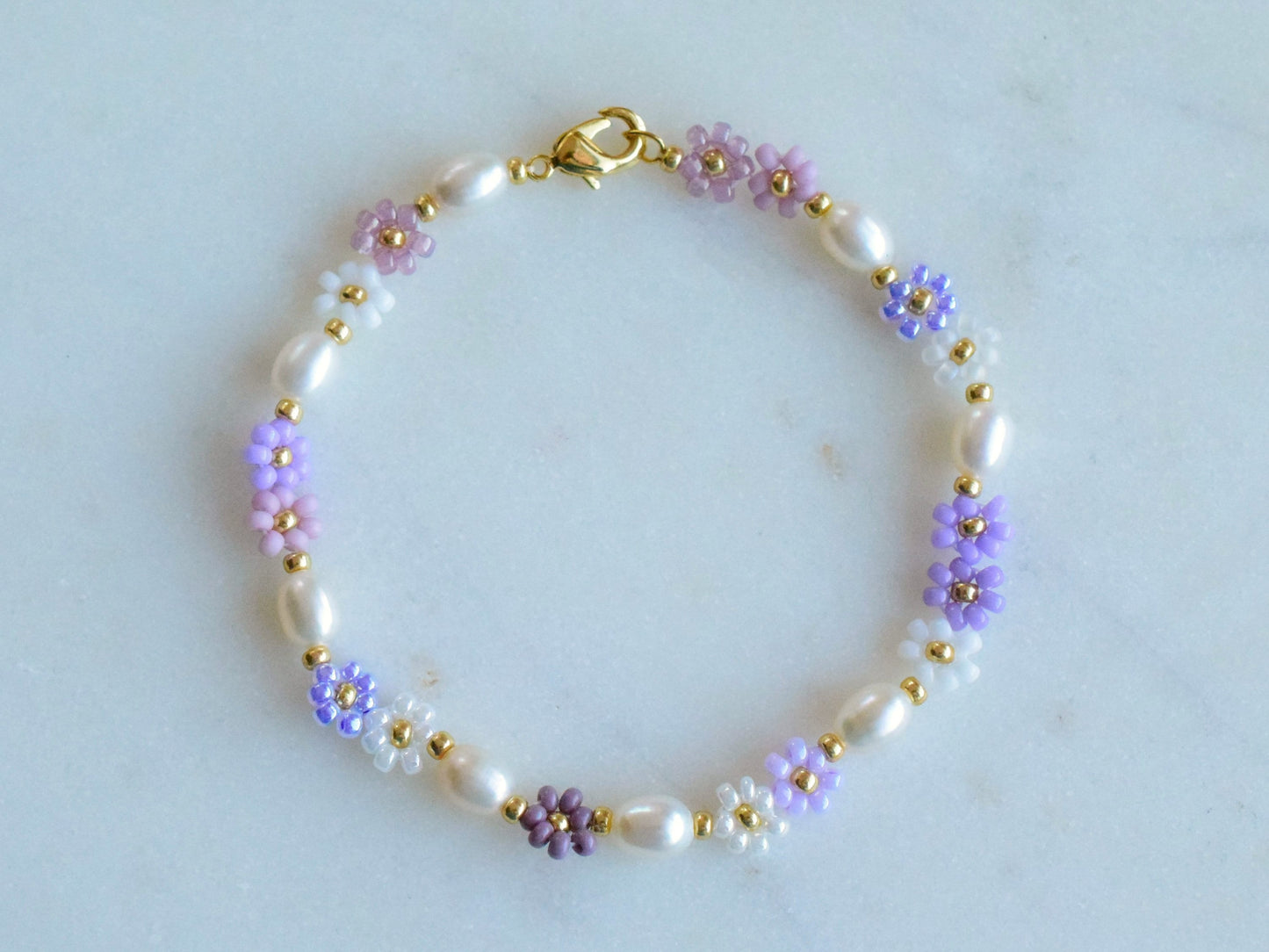 Violet flower bracelet daisy, freshwater pearl bracelet dainty, girlfriend birthday gift, bridesmaids jewelry, purple boho bracelet beaded