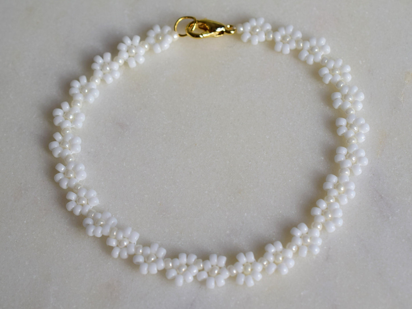 Daisy bracelet gold, white flower bracelet, wedding bracelet, bridesmaid gifts bracelet, small gifts for girlfriend, romantic gifts for her