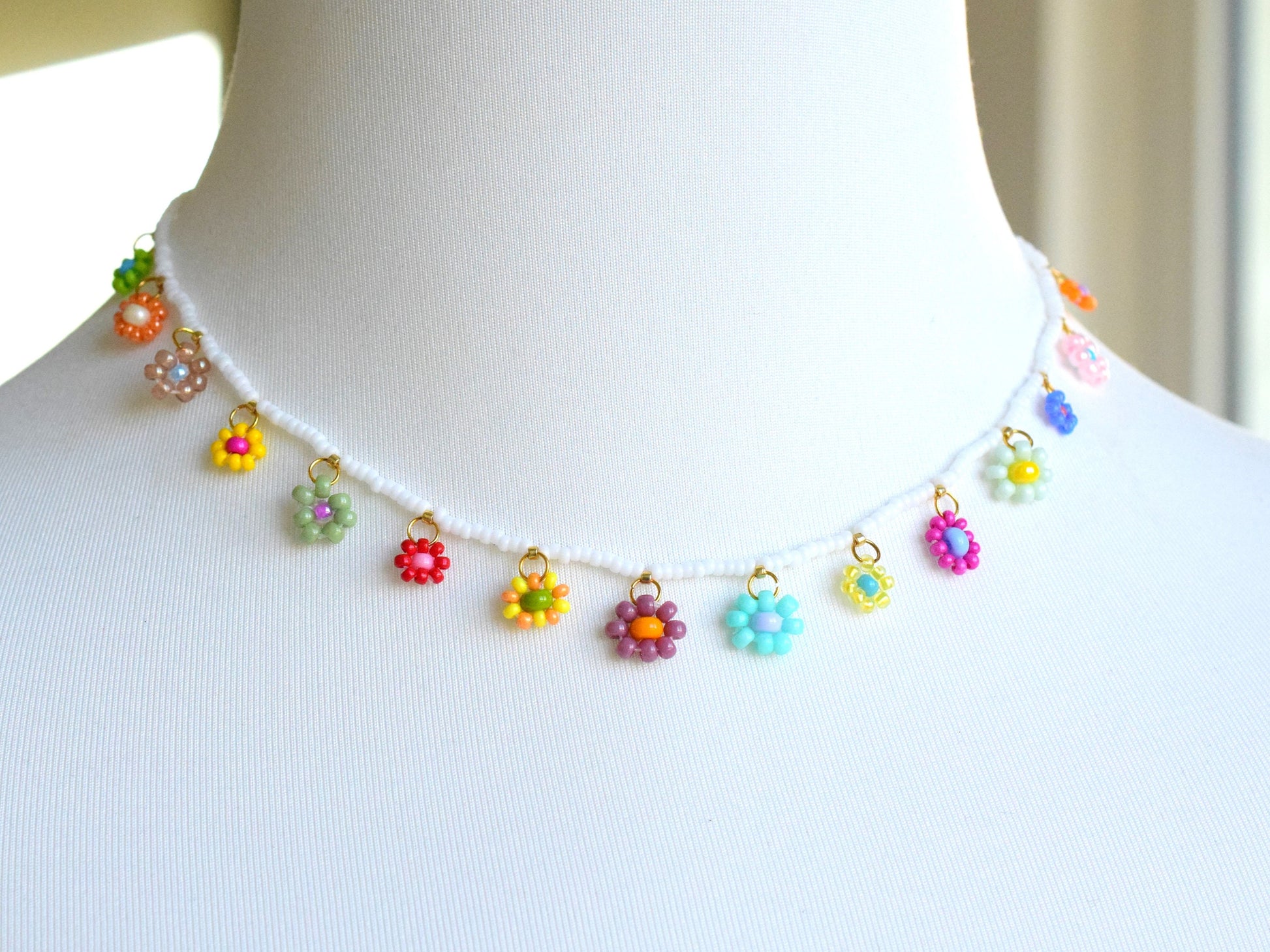 Flower charm necklace, colorful beaded necklace daisy, birthday gift for girlfriend, Valentines gift for her necklace, necklace flower