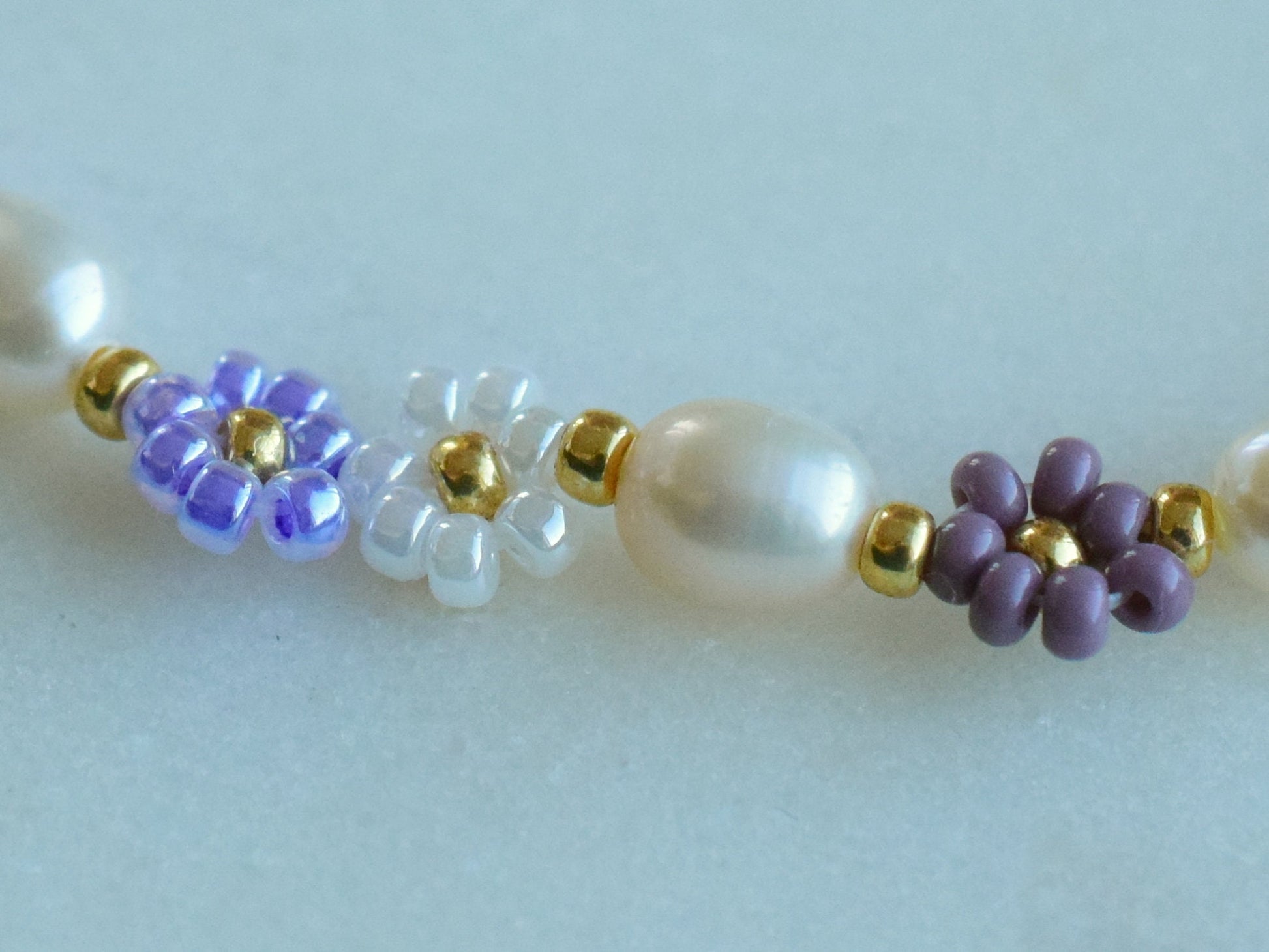 Violet flower bracelet daisy, freshwater pearl bracelet dainty, girlfriend birthday gift, bridesmaids jewelry, purple boho bracelet beaded