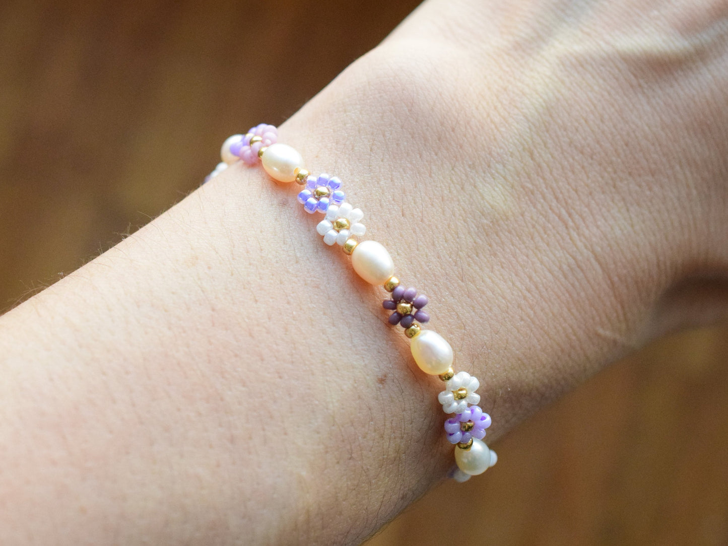 Violet flower bracelet daisy, freshwater pearl bracelet dainty, girlfriend birthday gift, bridesmaids jewelry, purple boho bracelet beaded