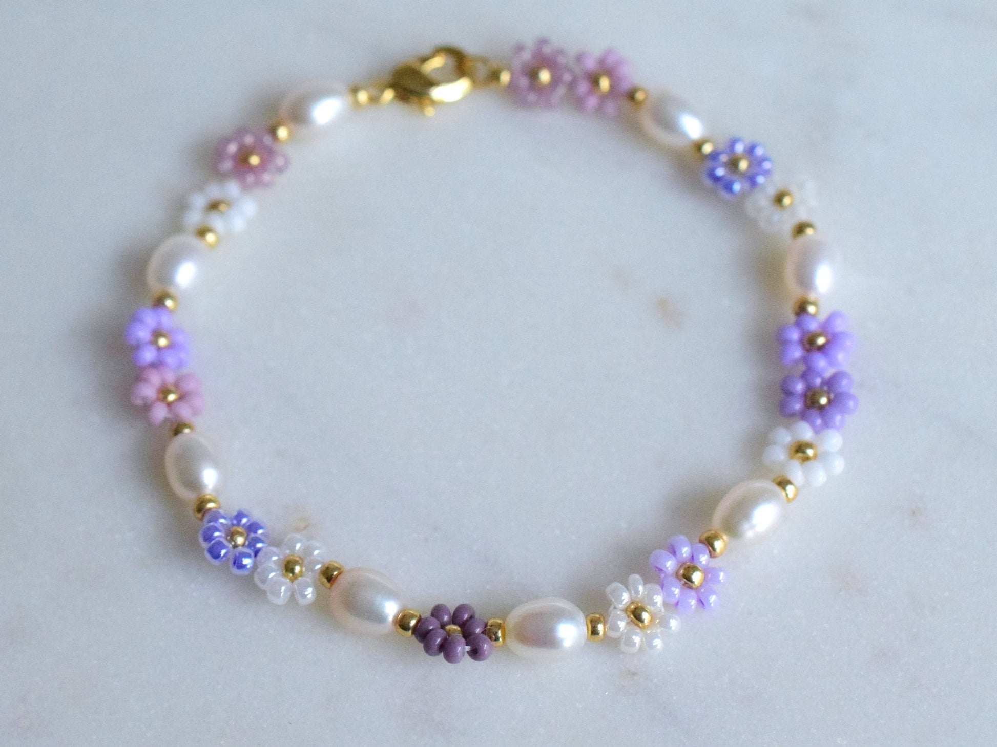 Violet flower bracelet daisy, freshwater pearl bracelet dainty, girlfriend birthday gift, bridesmaids jewelry, purple boho bracelet beaded