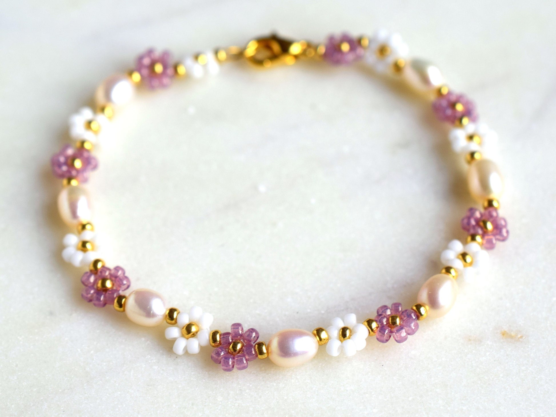 Violet flower bracelet daisy, freshwater pearl bracelet dainty, girlfriend birthday gift, bridesmaids jewelry, purple boho bracelet beaded