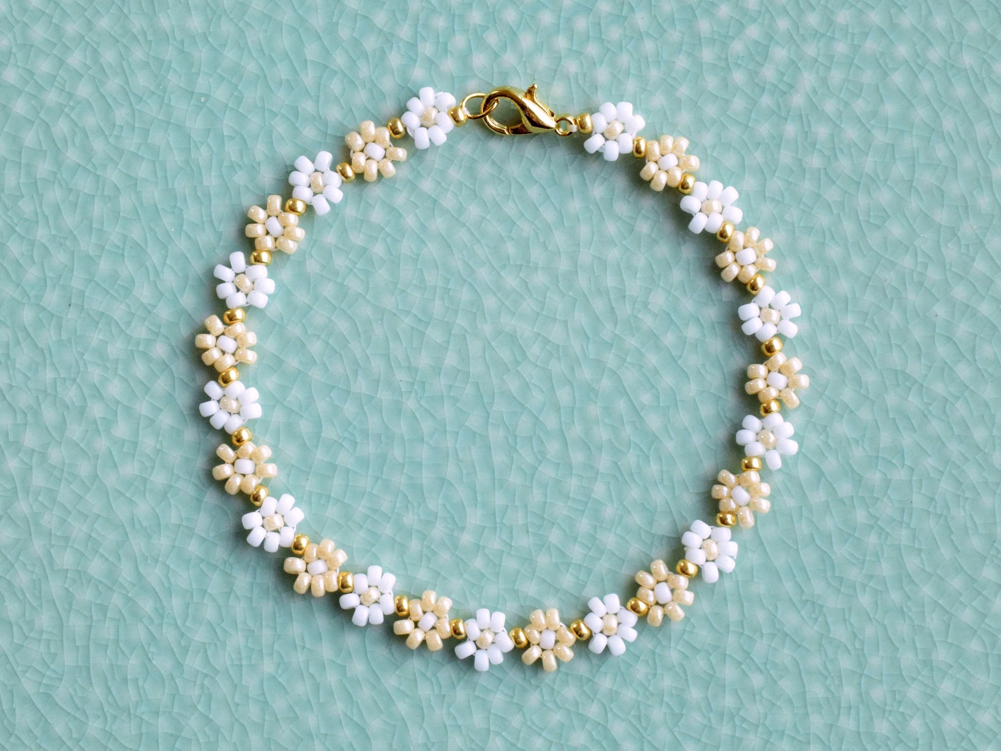 Flower bracelet white and cream, dainty bracelet, simple jewelry, boho jewelry, romantic gifts for girlfriend, Christmas gift for women