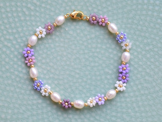 Violet flower bracelet daisy, freshwater pearl bracelet dainty, girlfriend birthday gift, bridesmaids jewelry, purple boho bracelet beaded