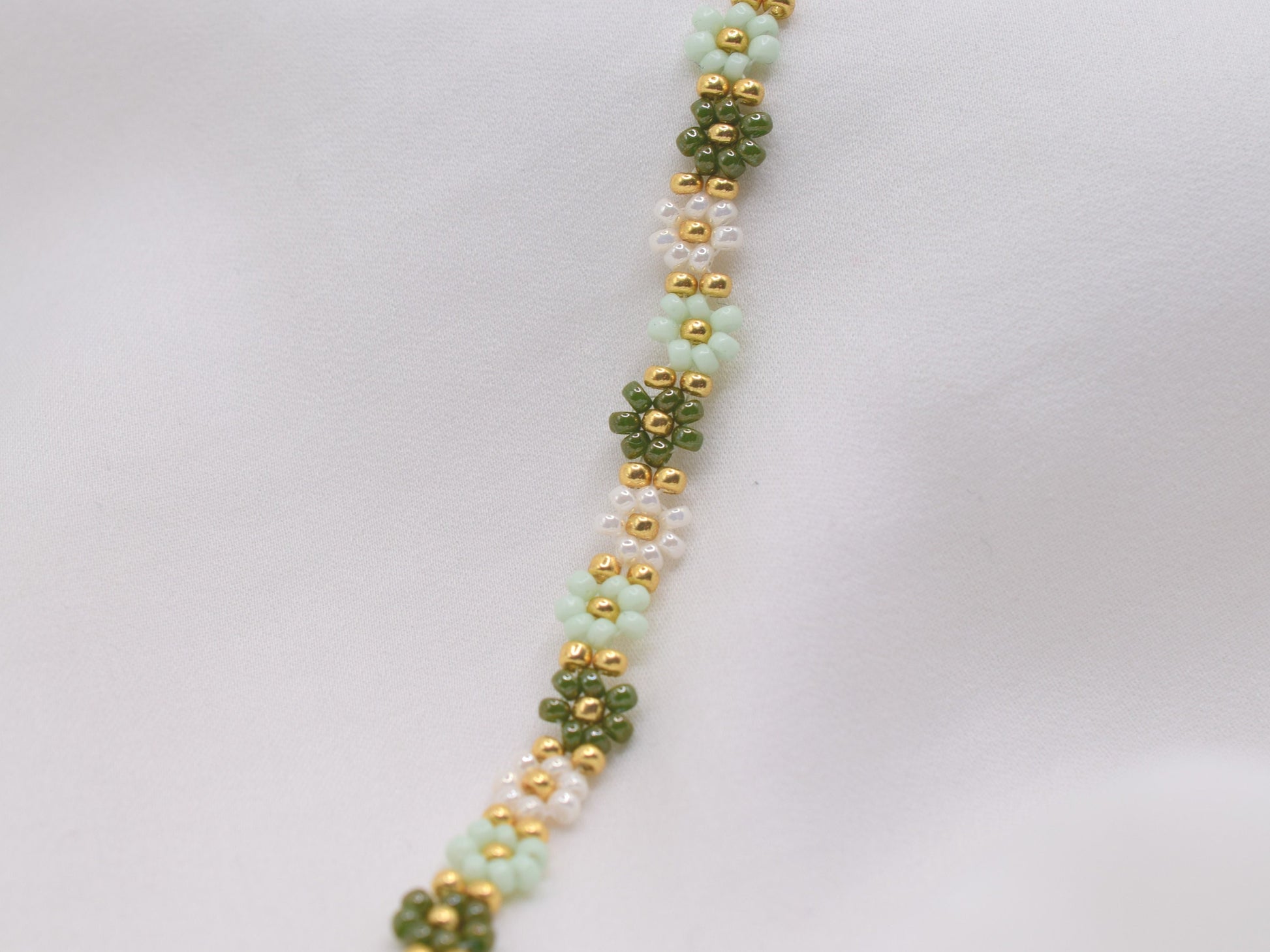 Green flower bracelet, daisy bracelet, beaded bracelets gold, romantic gifts for her, Christmas gift jewelry, bridesmaid gifts bracelet