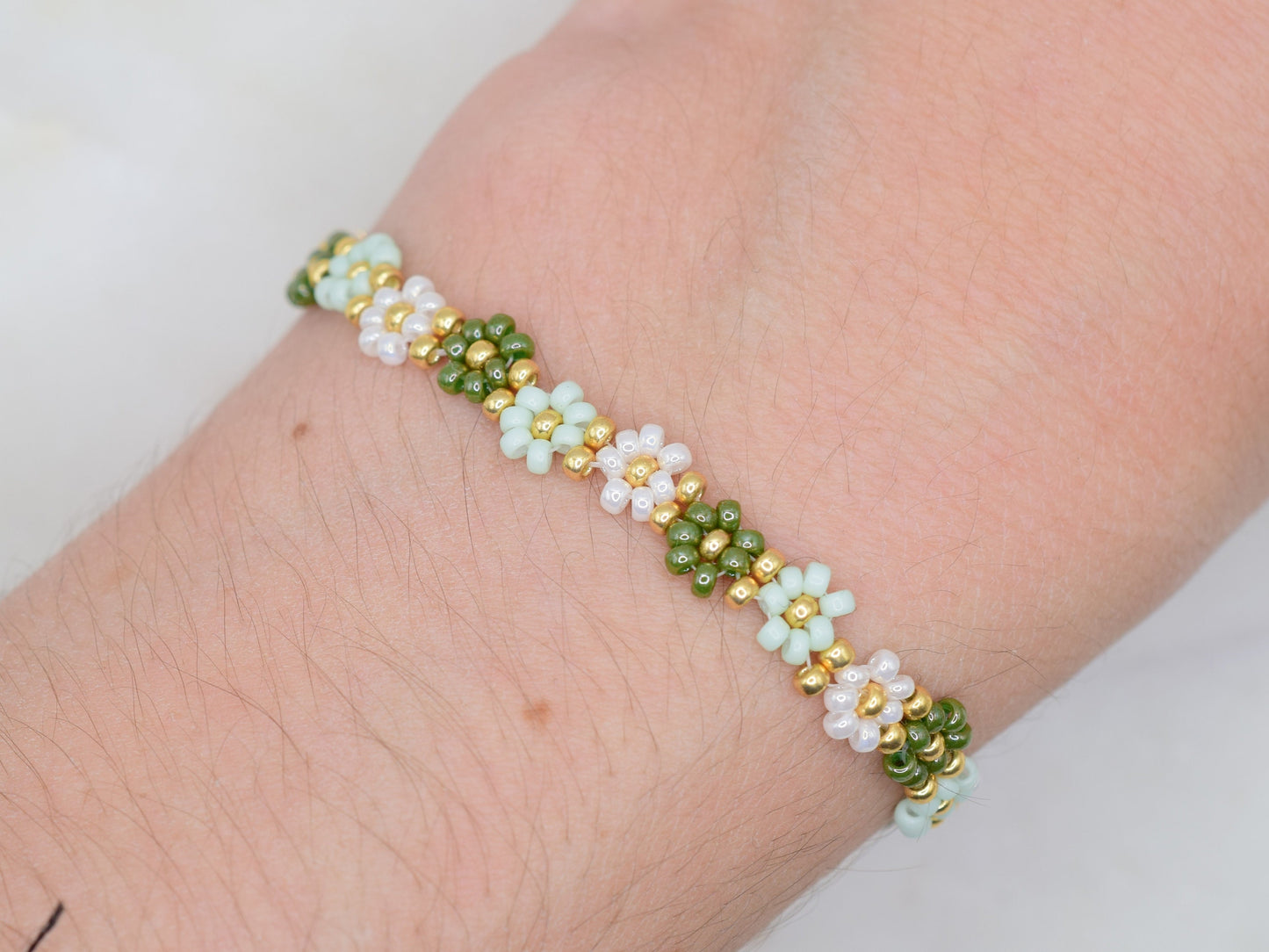 Green flower bracelet, daisy bracelet, beaded bracelets gold, romantic gifts for her, Christmas gift jewelry, bridesmaid gifts bracelet