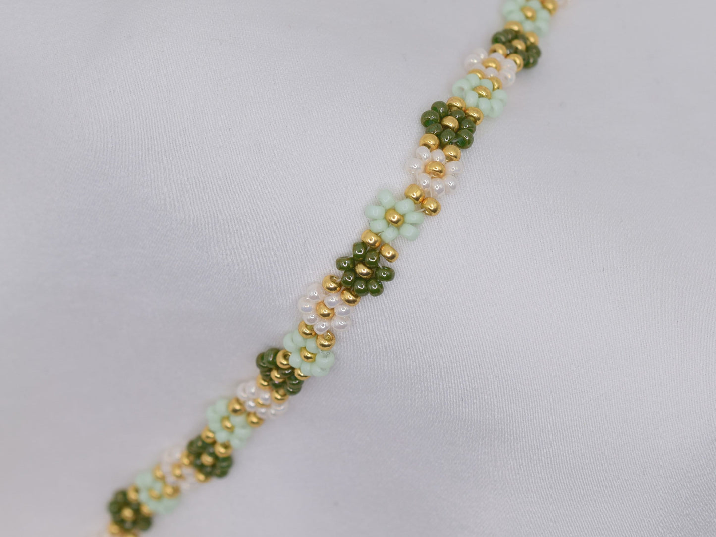 Green flower bracelet, daisy bracelet, beaded bracelets gold, romantic gifts for her, Christmas gift jewelry, bridesmaid gifts bracelet