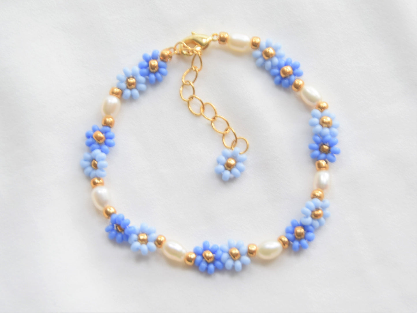 Beaded bracelet with pearls, Daisy flower bracelet for women, freshwater pearl bracelet gold, blue flower bracelet, Valentine bracelet gift