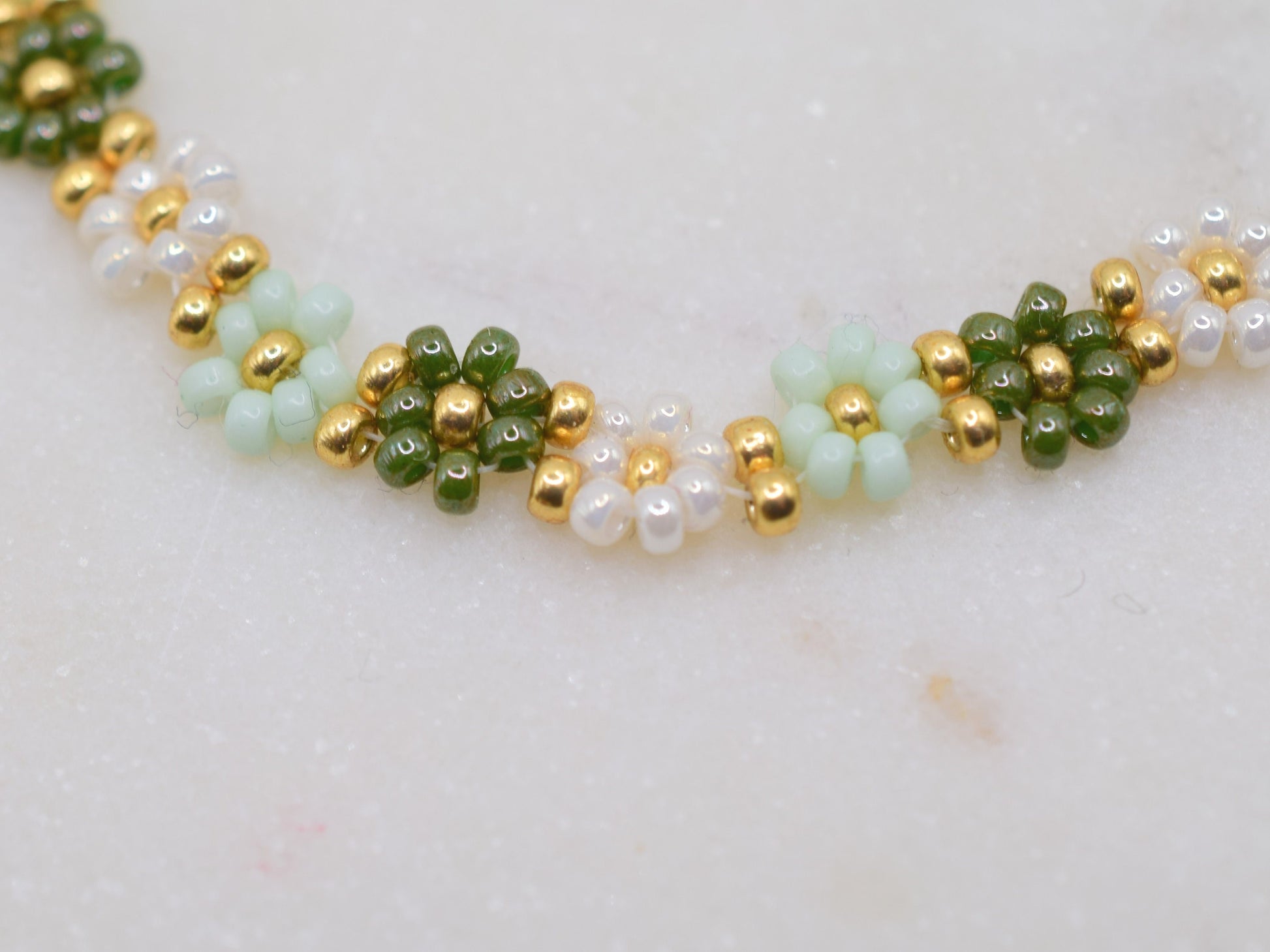 Green flower bracelet, daisy bracelet, beaded bracelets gold, romantic gifts for her, Christmas gift jewelry, bridesmaid gifts bracelet