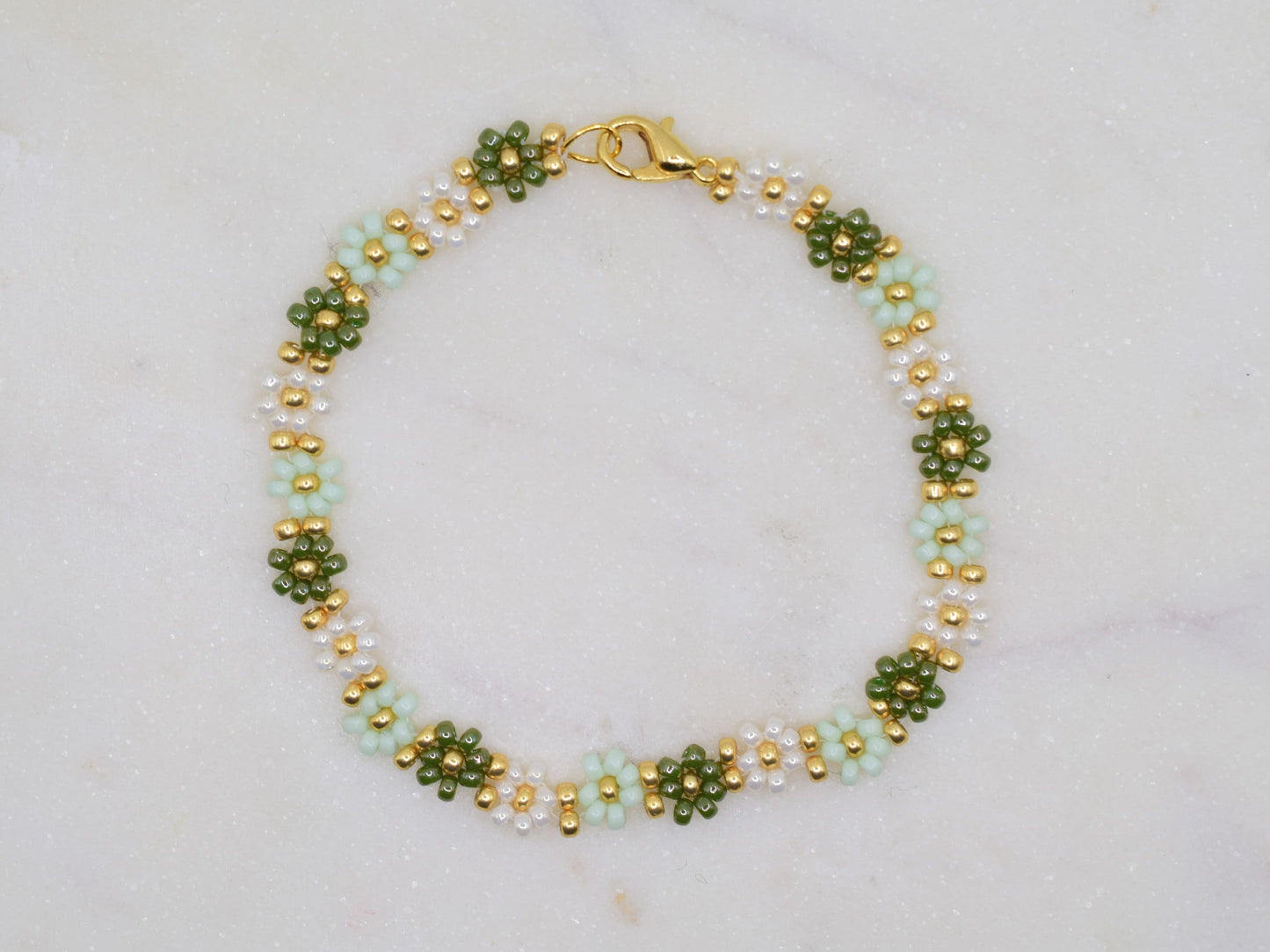 Green flower bracelet, daisy bracelet, beaded bracelets gold, romantic gifts for her, Christmas gift jewelry, bridesmaid gifts bracelet