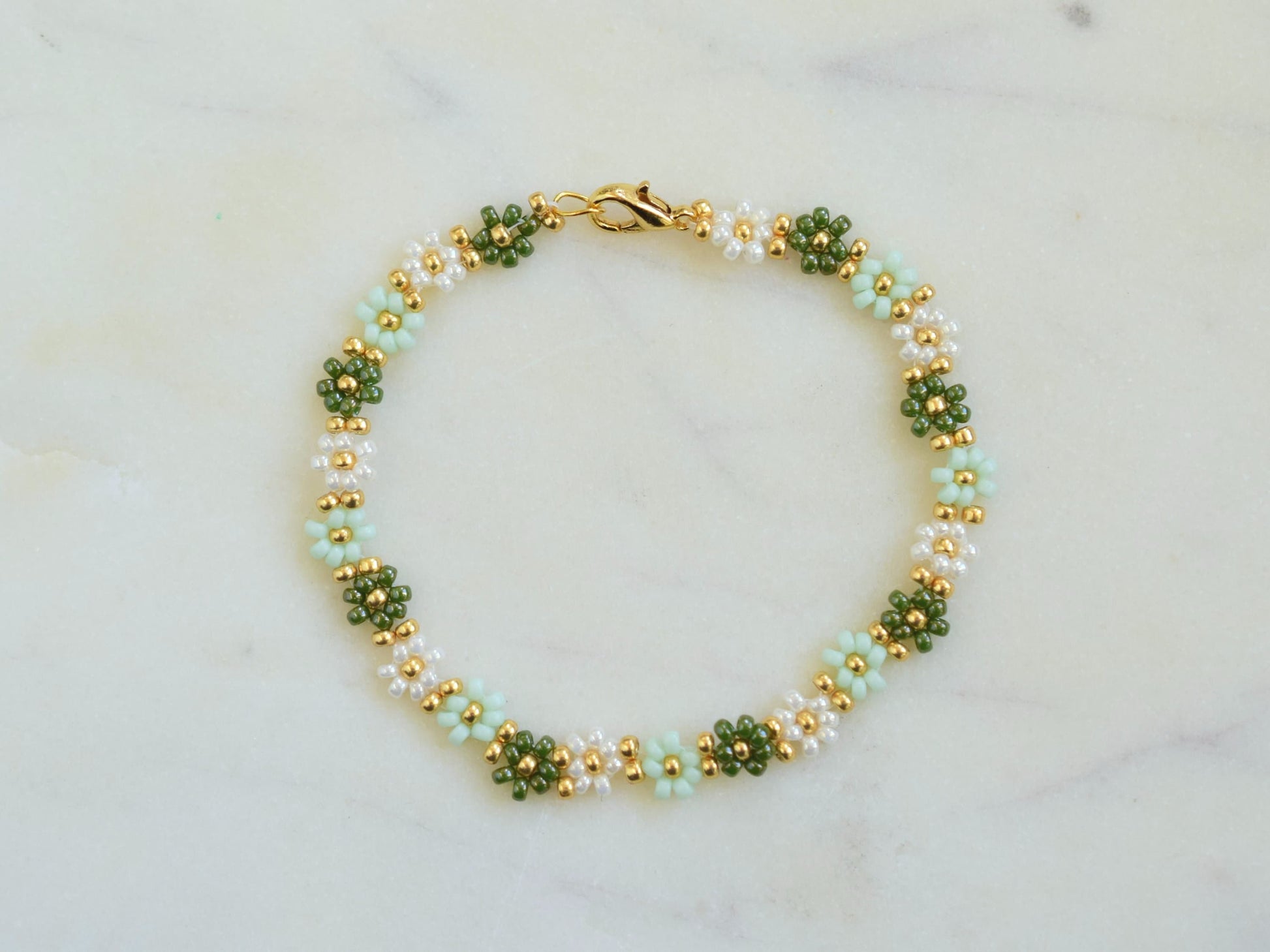 Green flower bracelet, daisy bracelet, beaded bracelets gold, romantic gifts for her, Christmas gift jewelry, bridesmaid gifts bracelet