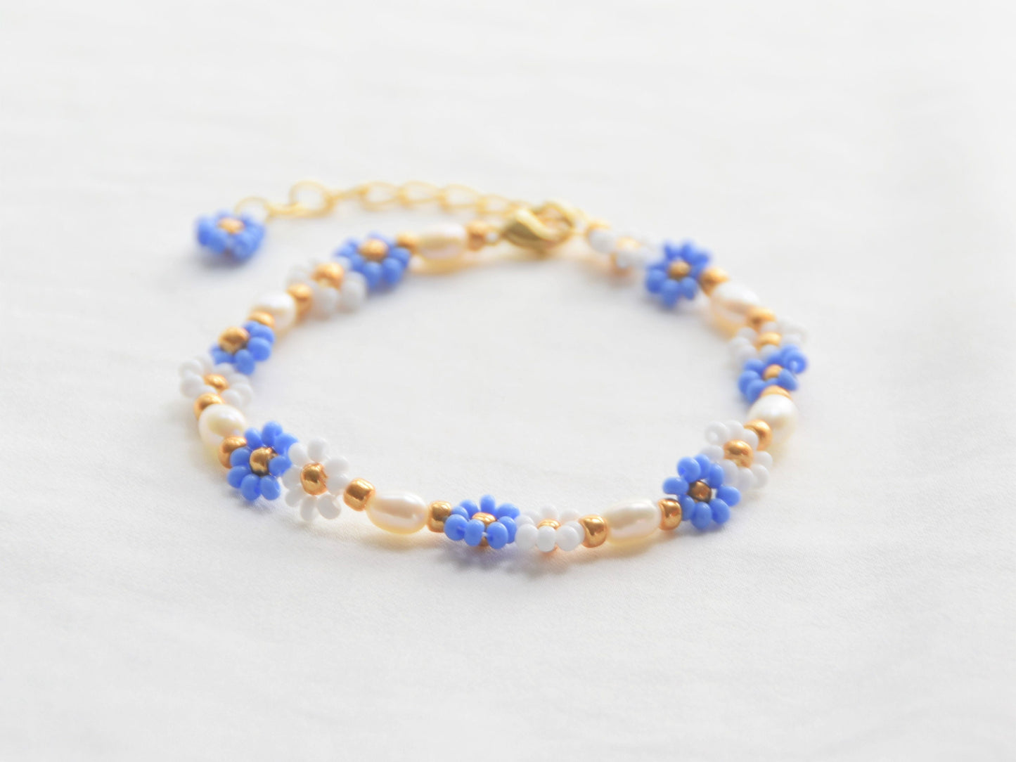 Beaded bracelet with pearls, Daisy flower bracelet for women, freshwater pearl bracelet gold, blue flower bracelet, Valentine bracelet gift