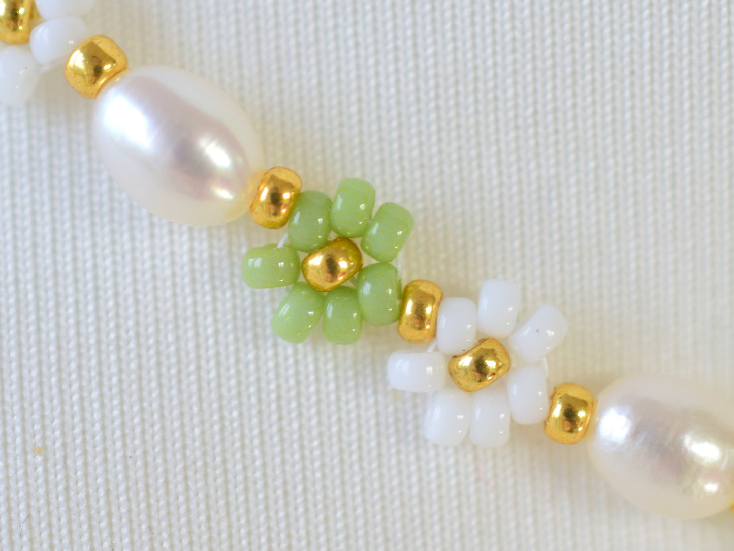 Beaded flower necklace pearl, green daisy necklace, freshwater pearl choker, Valentines gift for her necklace, seed bead necklace flower