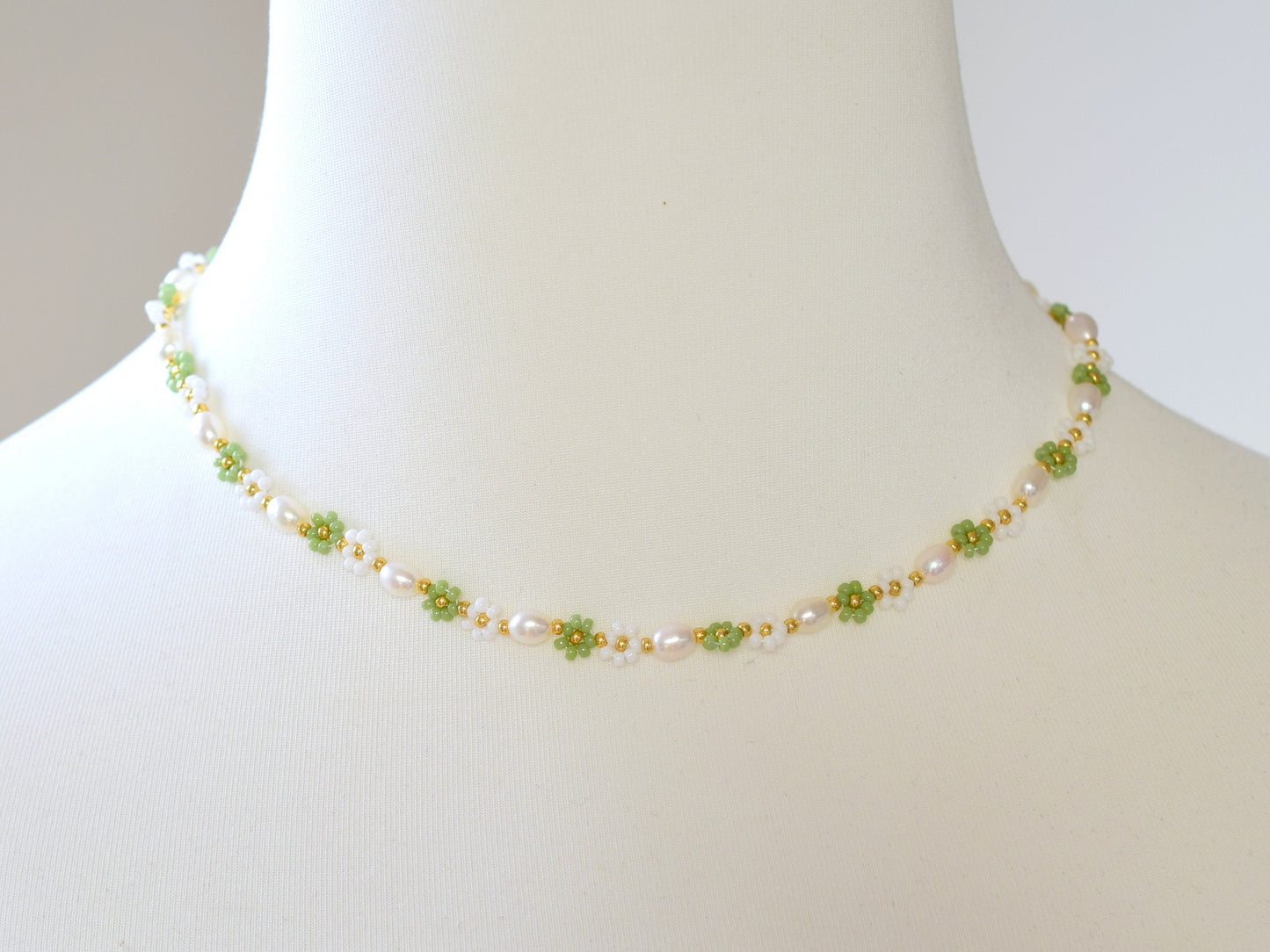 Beaded flower necklace pearl, green daisy necklace, freshwater pearl choker, Valentines gift for her necklace, seed bead necklace flower