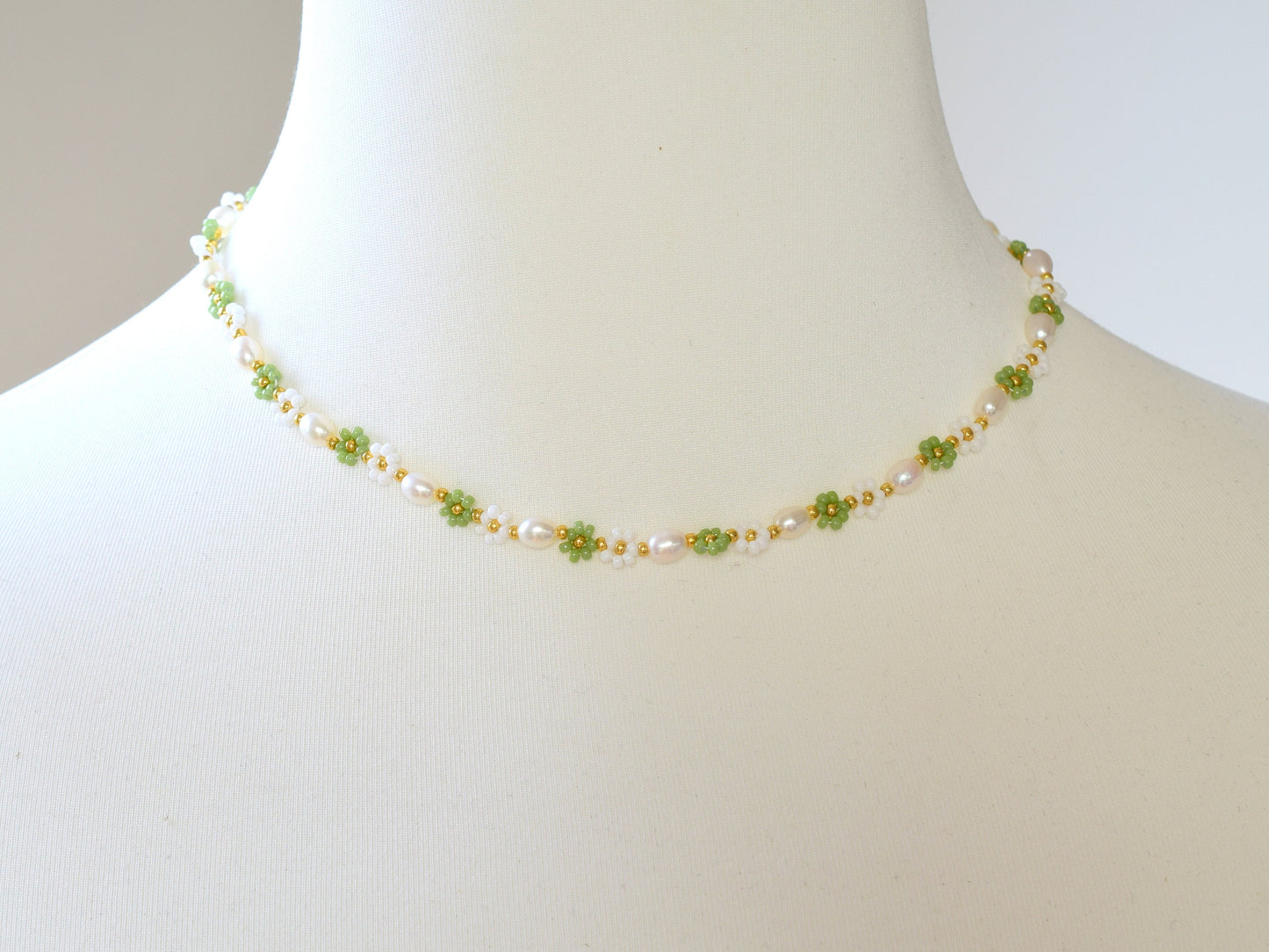 Beaded flower necklace pearl, green daisy necklace, freshwater pearl choker, Valentines gift for her necklace, seed bead necklace flower