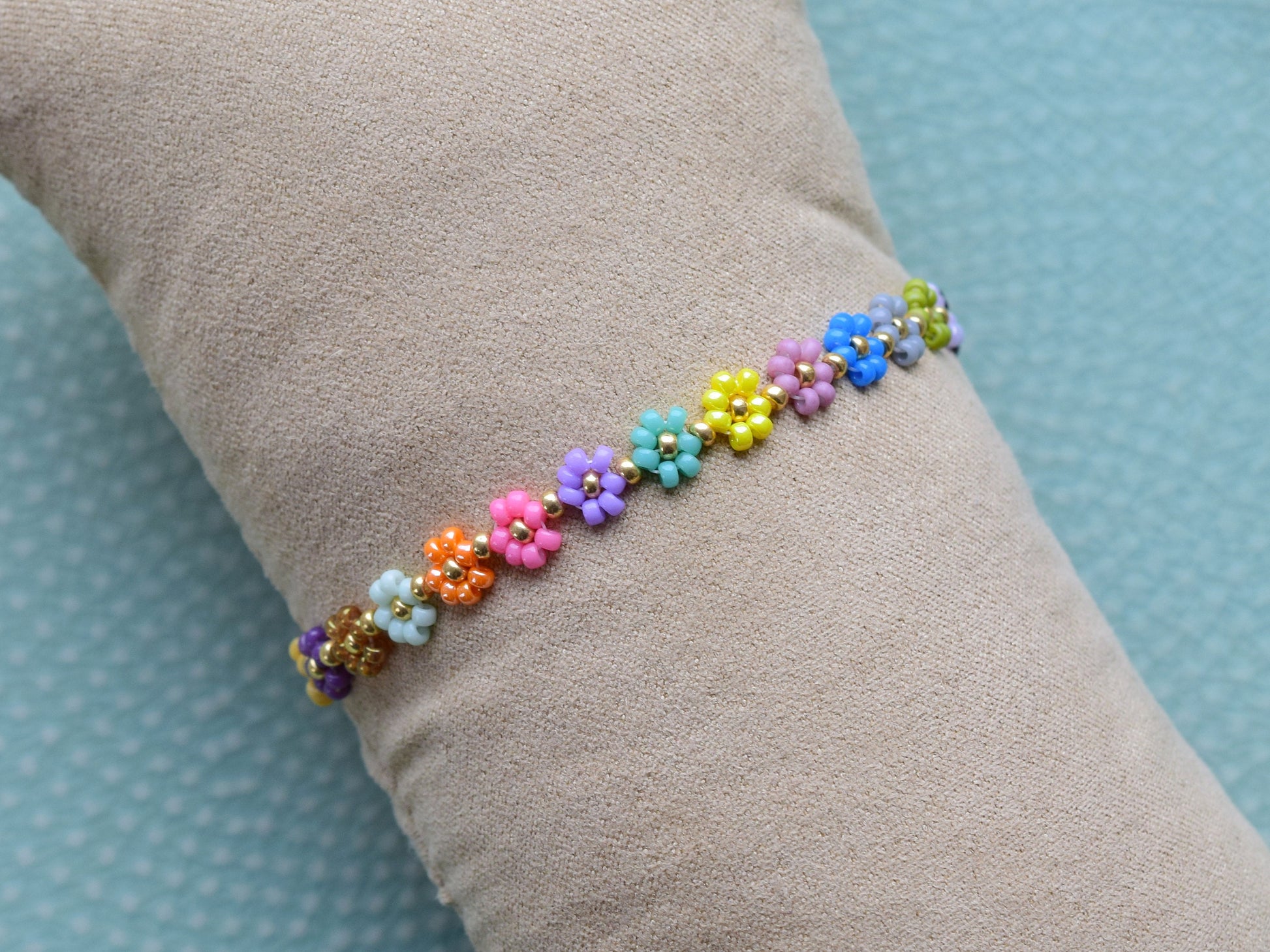 Colorful bead bracelet gold, daisy flower bracelet, friendship bracelet, birthday gift for best friend, Valentine bracelet gift