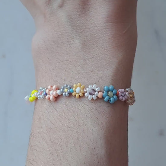 Colorful beaded bracelet, flower girl bracelet, flower jewelry, daisy bracelet, birthday gift for best friend, gift for teenager niece