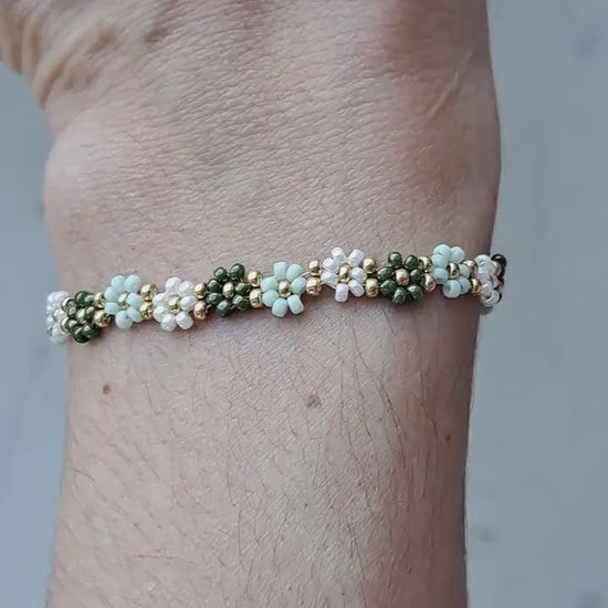 Green flower bracelet, daisy bracelet, beaded bracelets gold, romantic gifts for her, Christmas gift jewelry, bridesmaid gifts bracelet