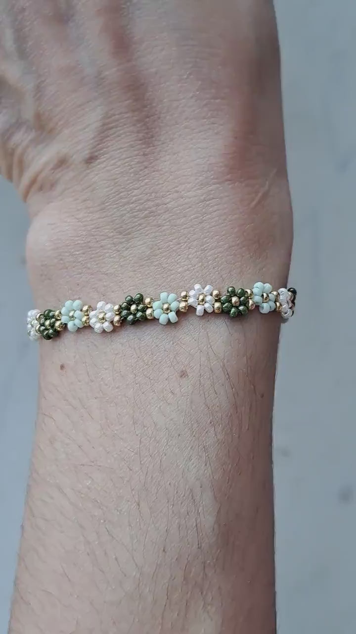 Green flower bracelet, daisy bracelet, beaded bracelets gold, romantic gifts for her, Christmas gift jewelry, bridesmaid gifts bracelet